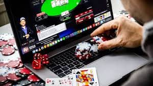 Tampilan gulungan Wolf Gold di puri dengan simbol serigala dan emas